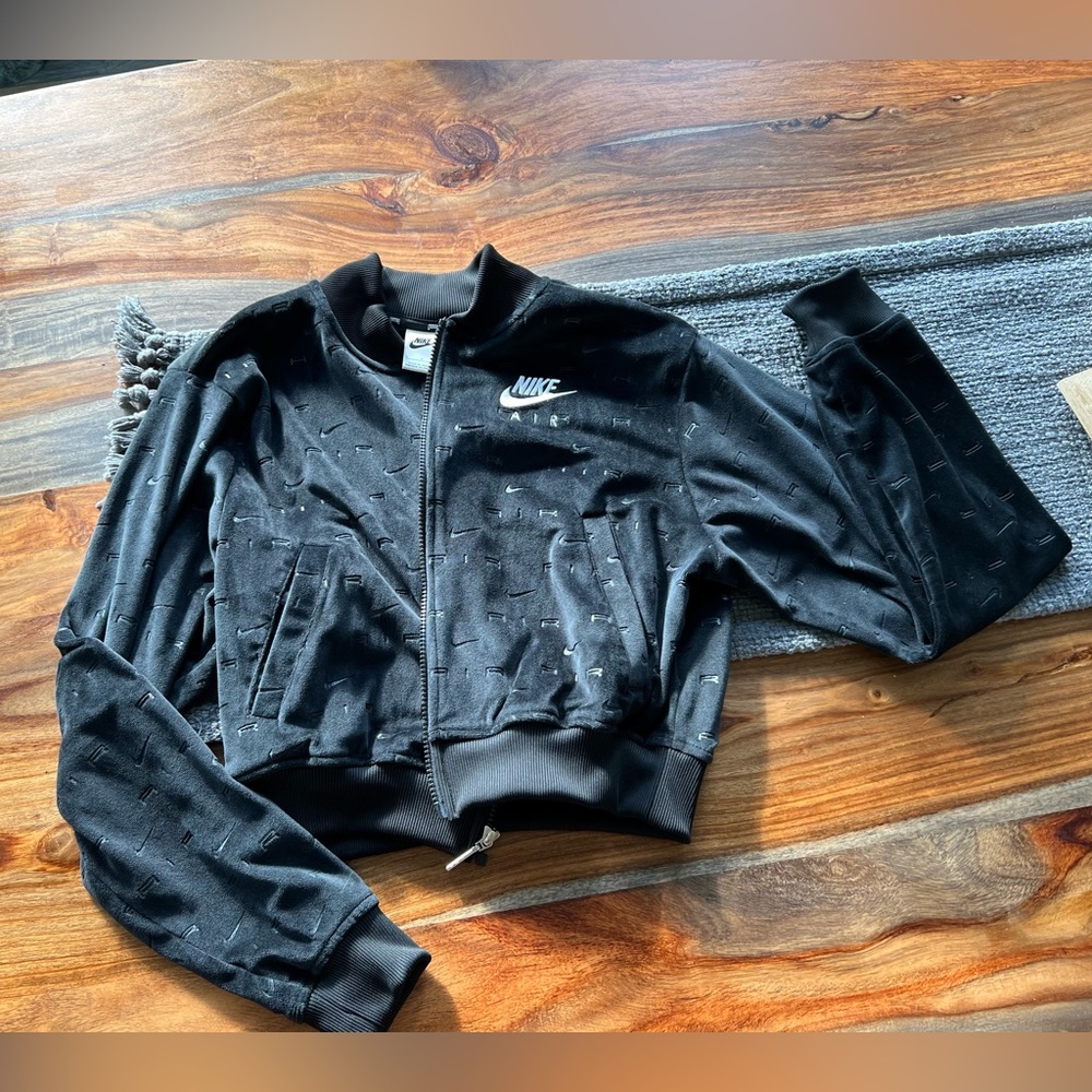 Adorable Nike Cropped zip up sweatshirt ! Vintage look :)